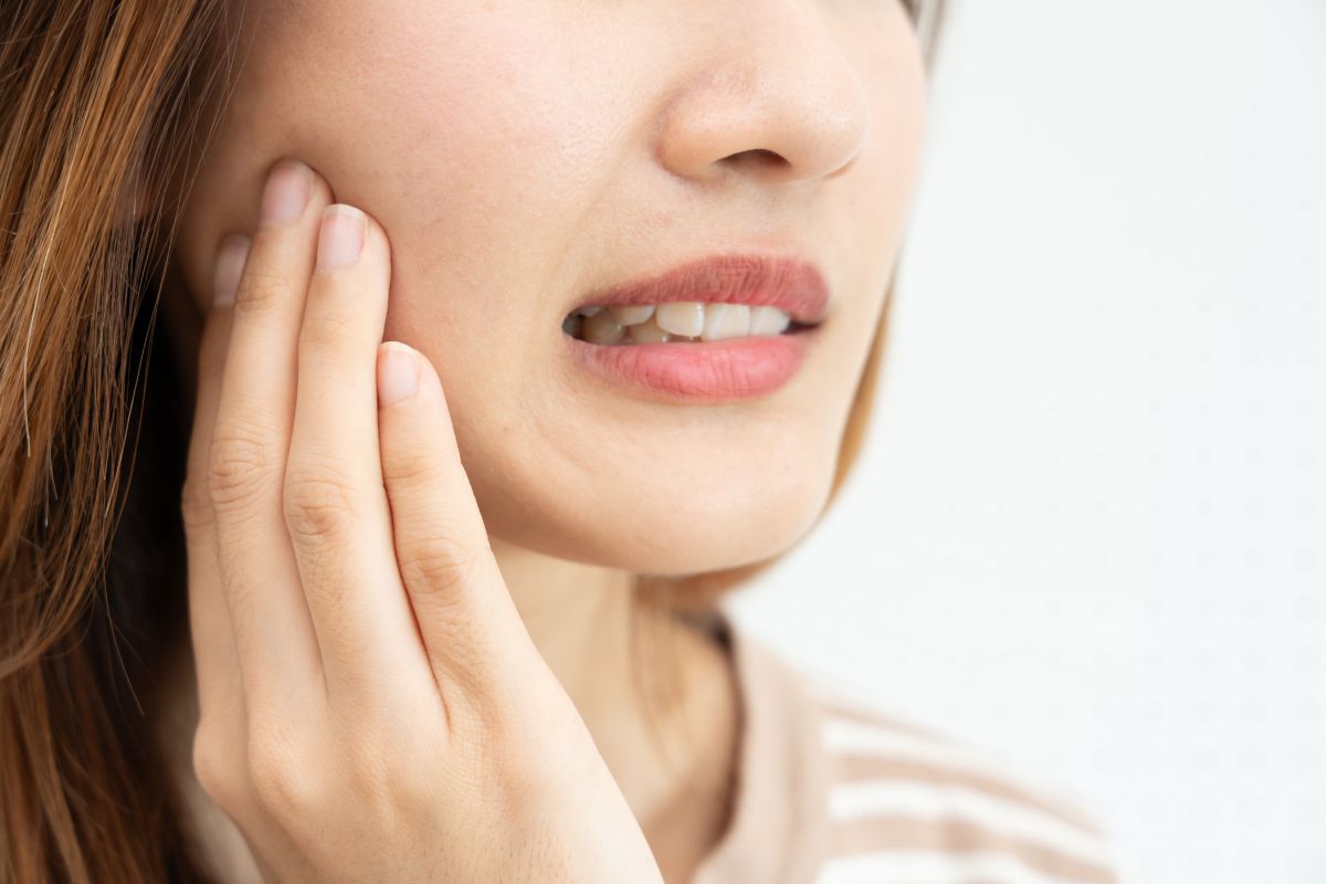 Causes of tooth sensitivity and how to treat it